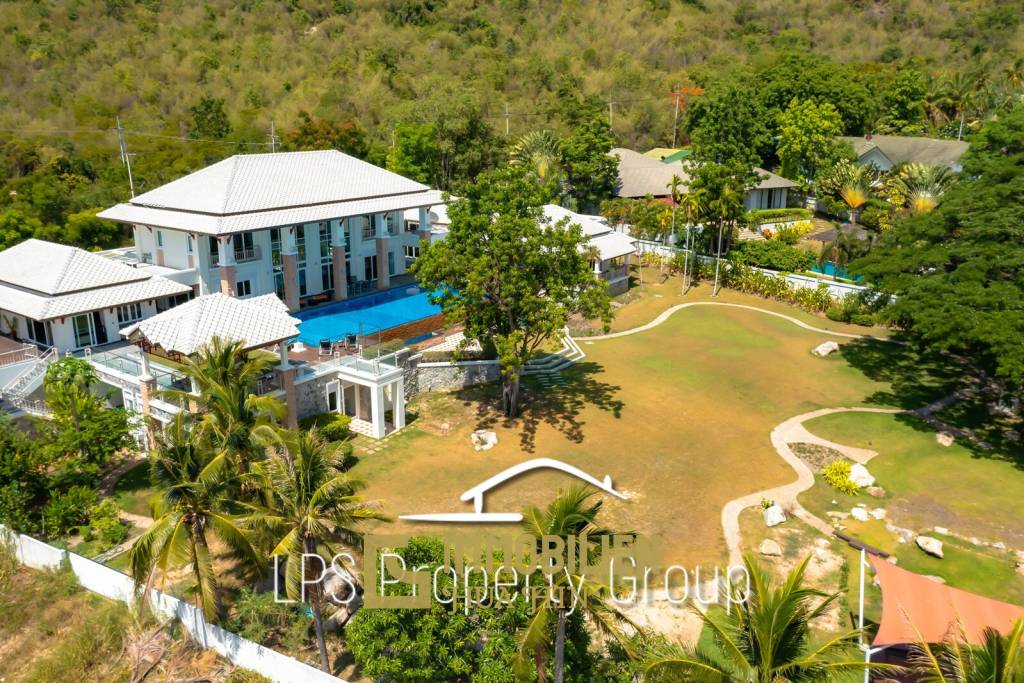 Prächtige Pool Villa mit 9 Schlafzimmern am Golfplatz