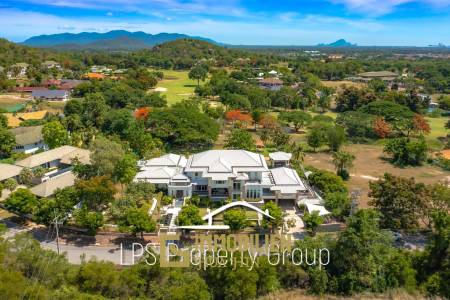 Prächtige Pool Villa mit 9 Schlafzimmern am Golfplatz