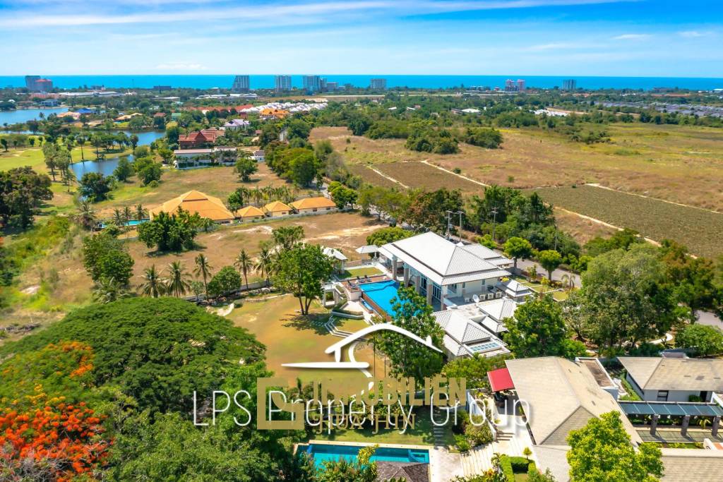 Prächtige Pool Villa mit 9 Schlafzimmern am Golfplatz