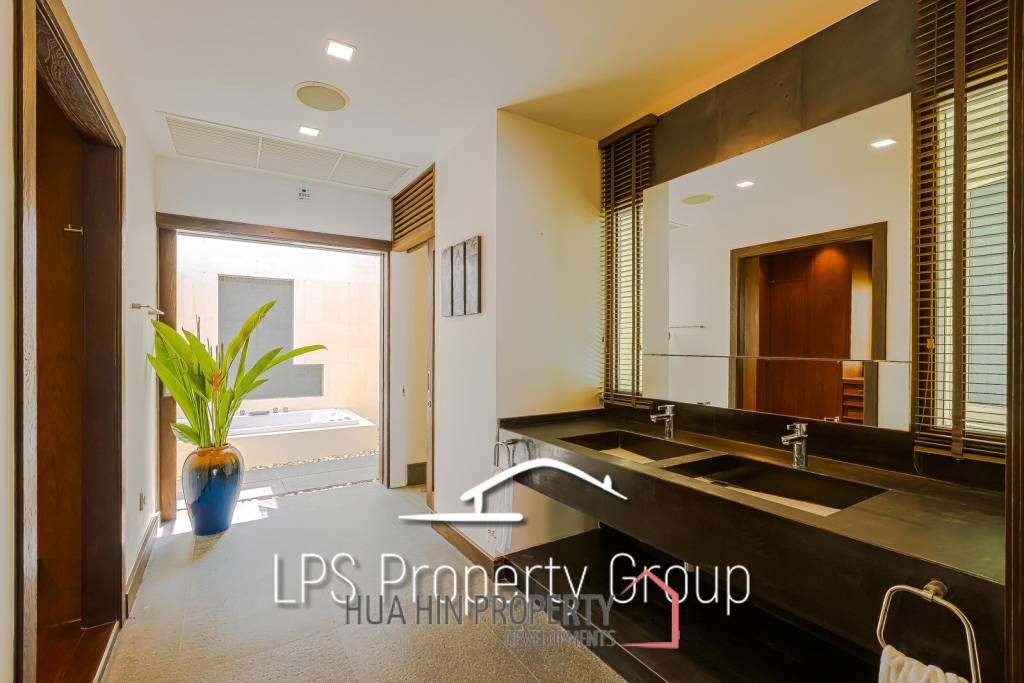 Stunning, 9 Bedroom Pool Villa on Golf Course