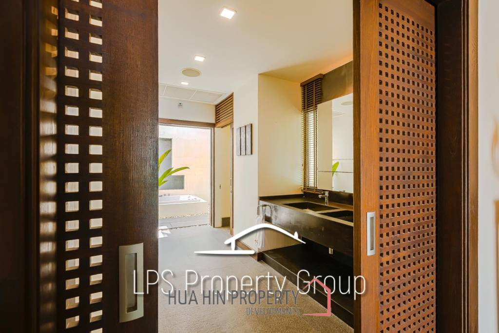 Stunning, 9 Bedroom Pool Villa on Golf Course