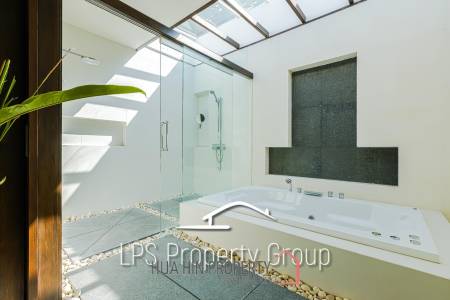 Stunning, 9 Bedroom Pool Villa on Golf Course