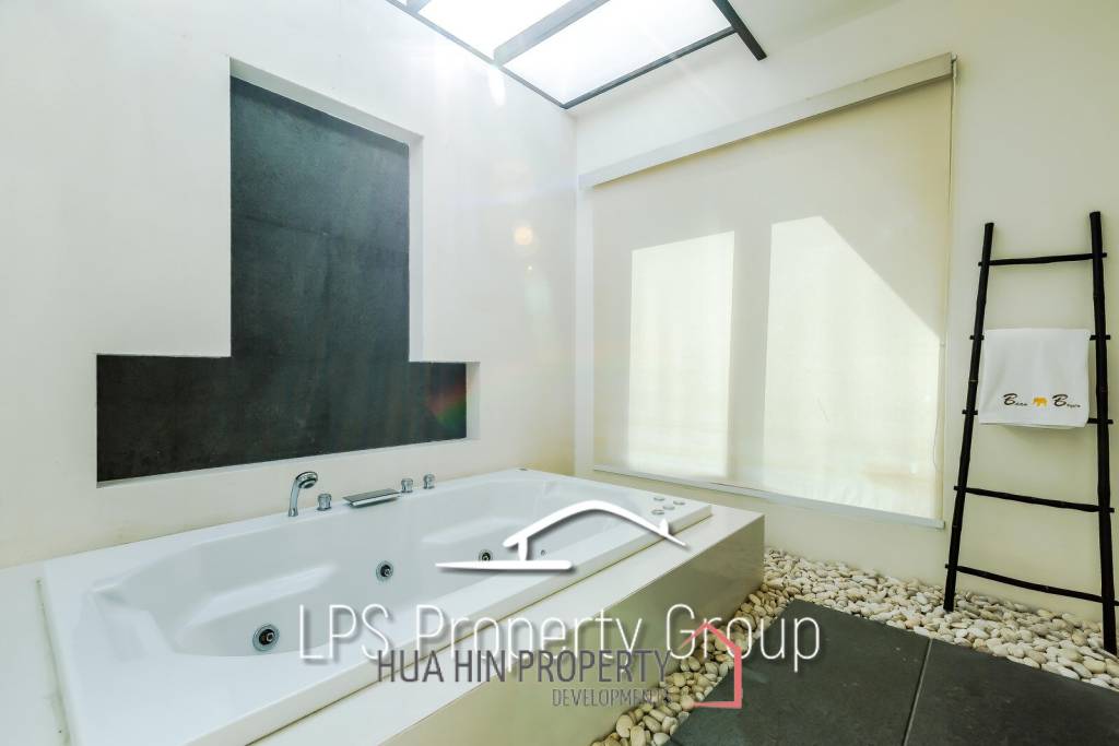 Stunning, 9 Bedroom Pool Villa on Golf Course