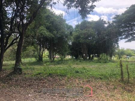 Beautiful Lakefront 1 Rai Plot of Land On Fishing Lake, Ideal For 1 or 2 Homes