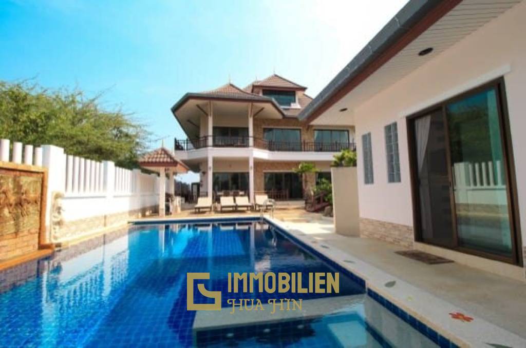 Tolles Design 2-stöckige Pool Villa mit toller Aussicht