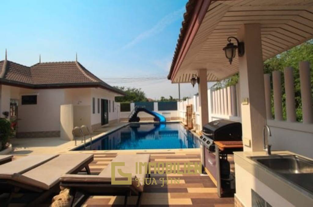 Tolles Design 2-stöckige Pool Villa mit toller Aussicht