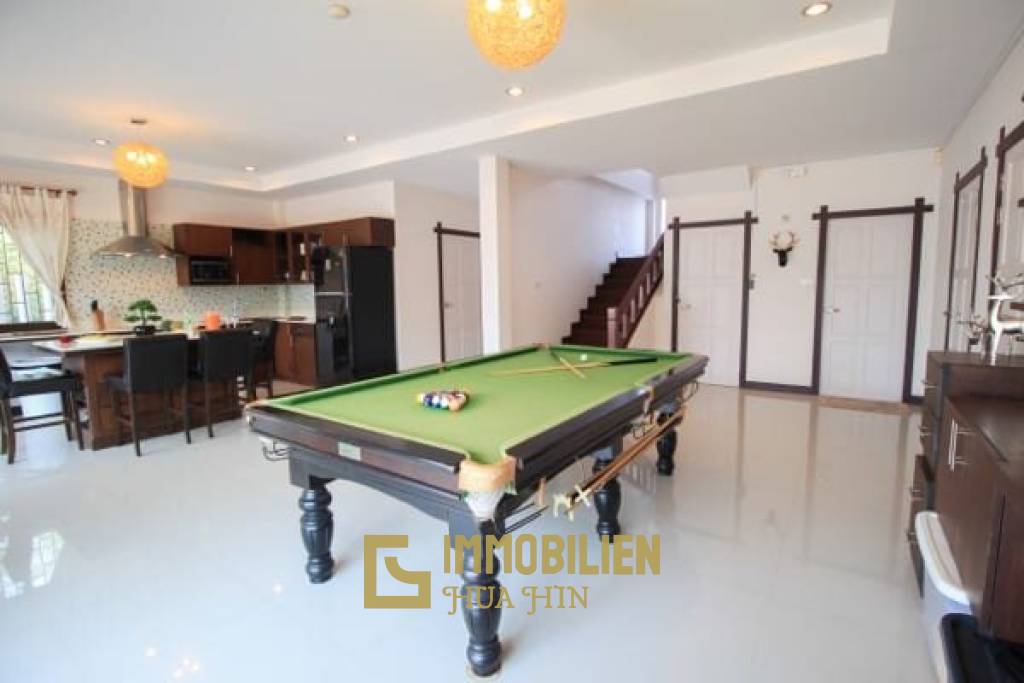 Tolles Design 2-stöckige Pool Villa mit toller Aussicht