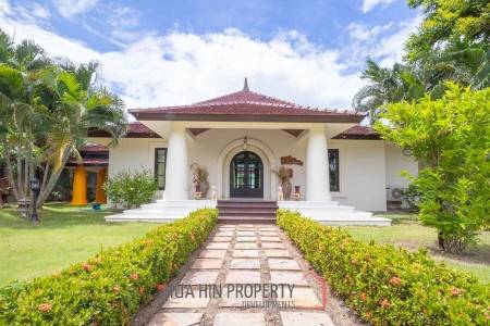 Stunning 3 Bedroom Bali Style Pool Villa in Soi 114