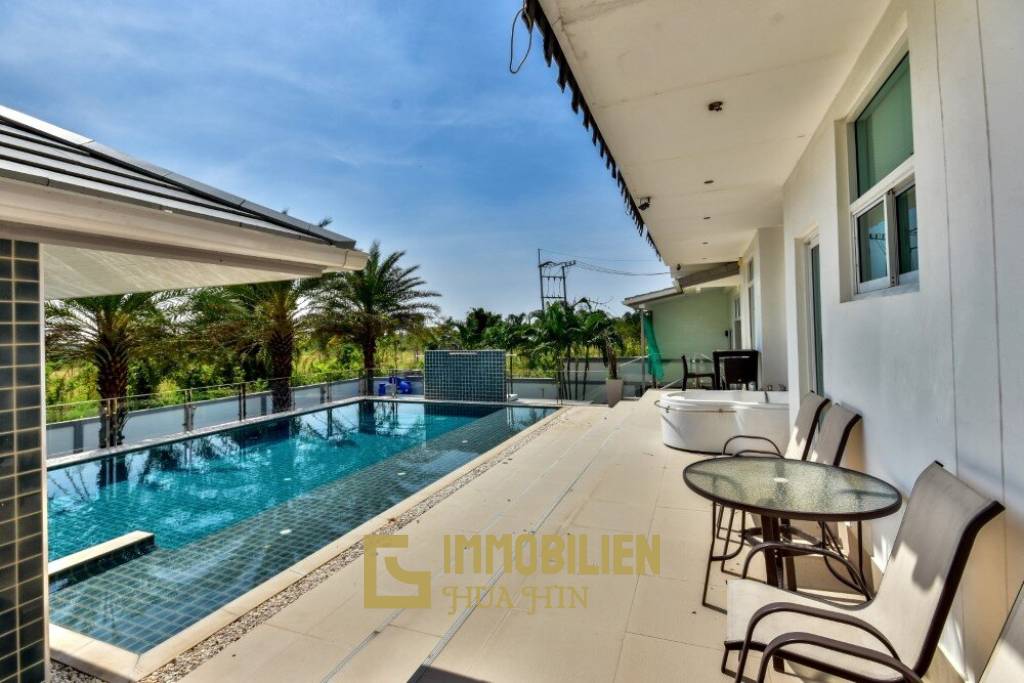 Luxury 3 Storey Pool Villa nr Black Mountain Golf Course