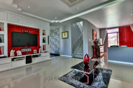 Luxury 3 Storey Pool Villa nr Black Mountain Golf Course