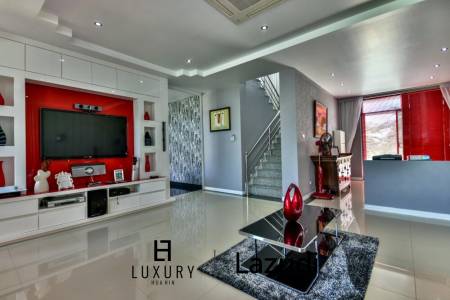 Luxury 3 Storey Pool Villa nr Black Mountain Golf Course