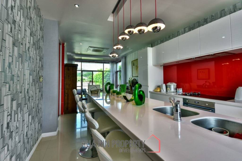 Luxury 3 Storey Pool Villa nr Black Mountain Golf Course