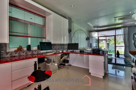 Luxury 3 Storey Pool Villa nr Black Mountain Golf Course