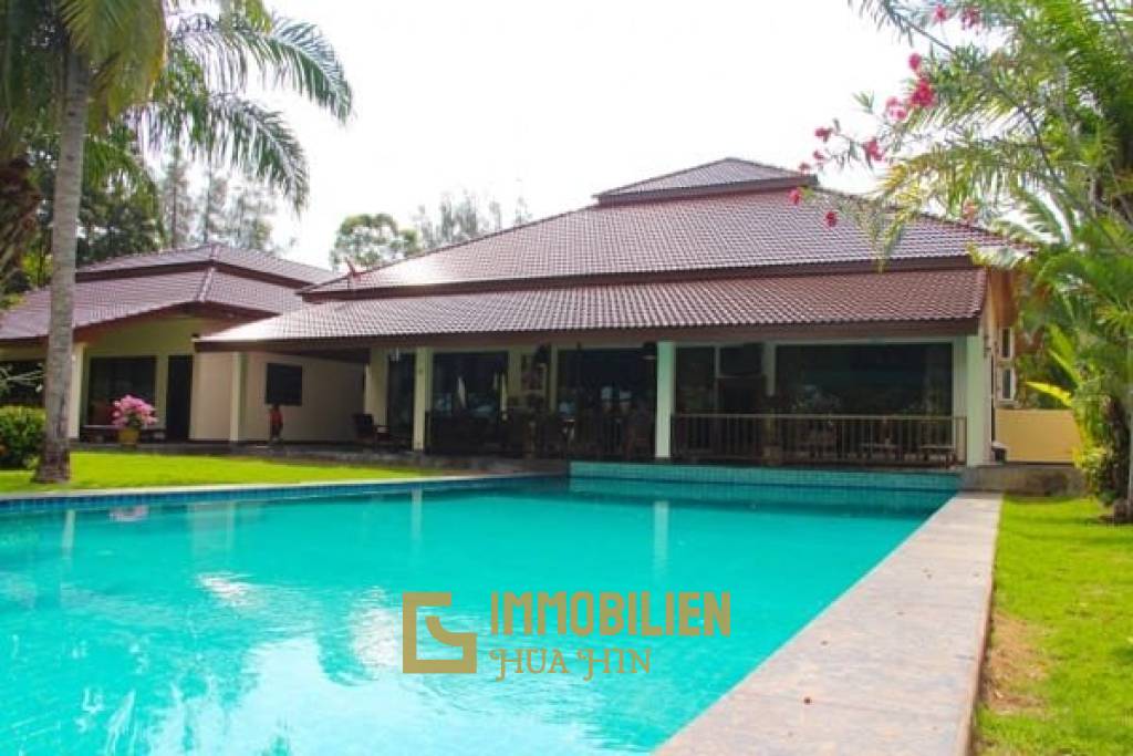 Palm Hills Golf Course: luxuriöse Pool Villa mit 4 Schlafzimmern und Dienstmädchenquartier.