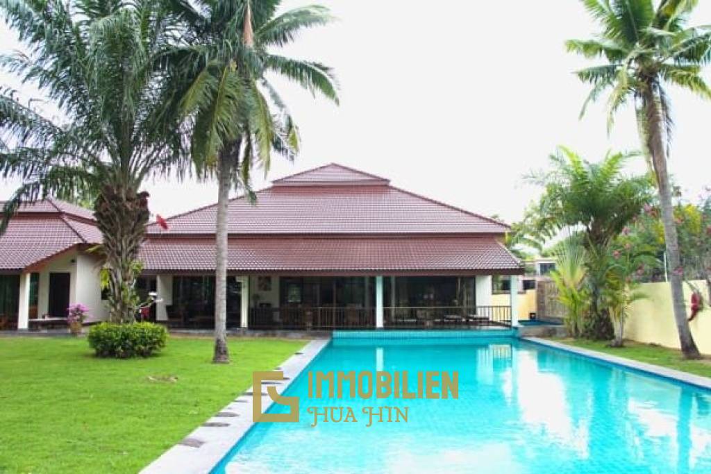 Palm Hills Golf Course: luxuriöse Pool Villa mit 4 Schlafzimmern und Dienstmädchenquartier.