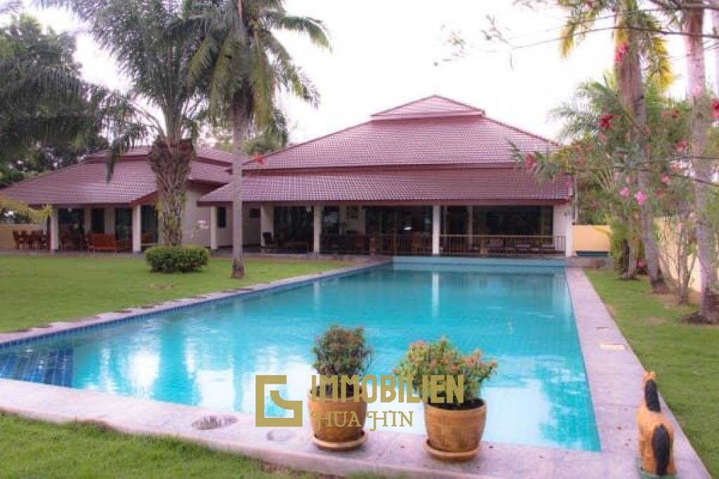 Palm Hills Golf Course : Luxury 4 Bedroom Pool Villa With Maids Quarters