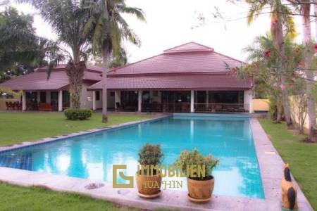 Palm Hills Golf Course: luxuriöse Pool Villa mit 4 Schlafzimmern und Dienstmädchenquartier.