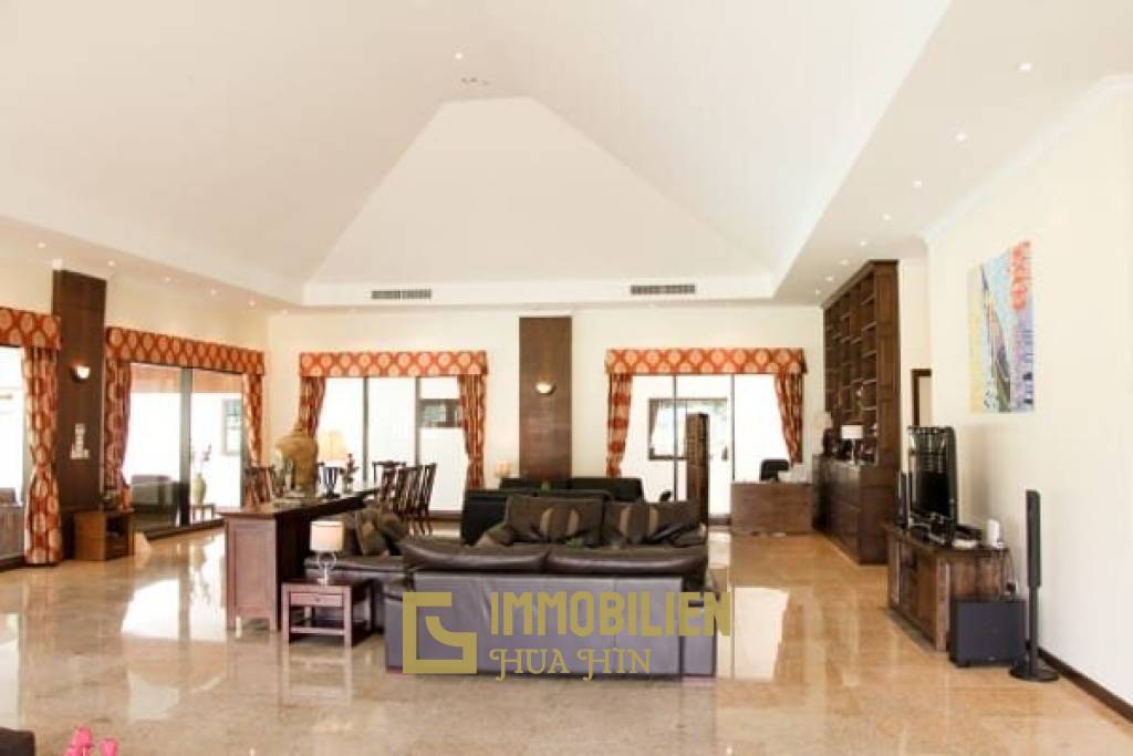 Palm Hills Golf Course : Luxury 4 Bedroom Pool Villa With Maids Quarters