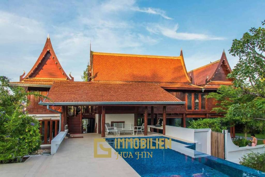 Modern/Traditional 4 Bedroom Pool Villa