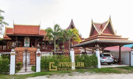 Modern/Traditional 4 Bedroom Pool Villa