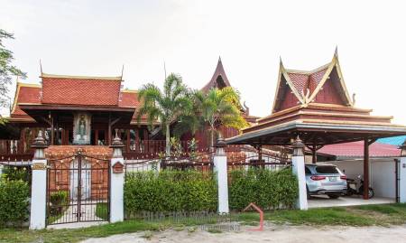 Modern/Traditional 4 Bedroom Pool Villa