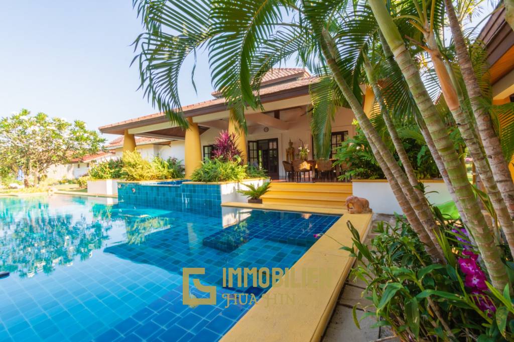 Hochwertige 5 Schlafzimmer Villa im Bali Stil in Stadtnähe