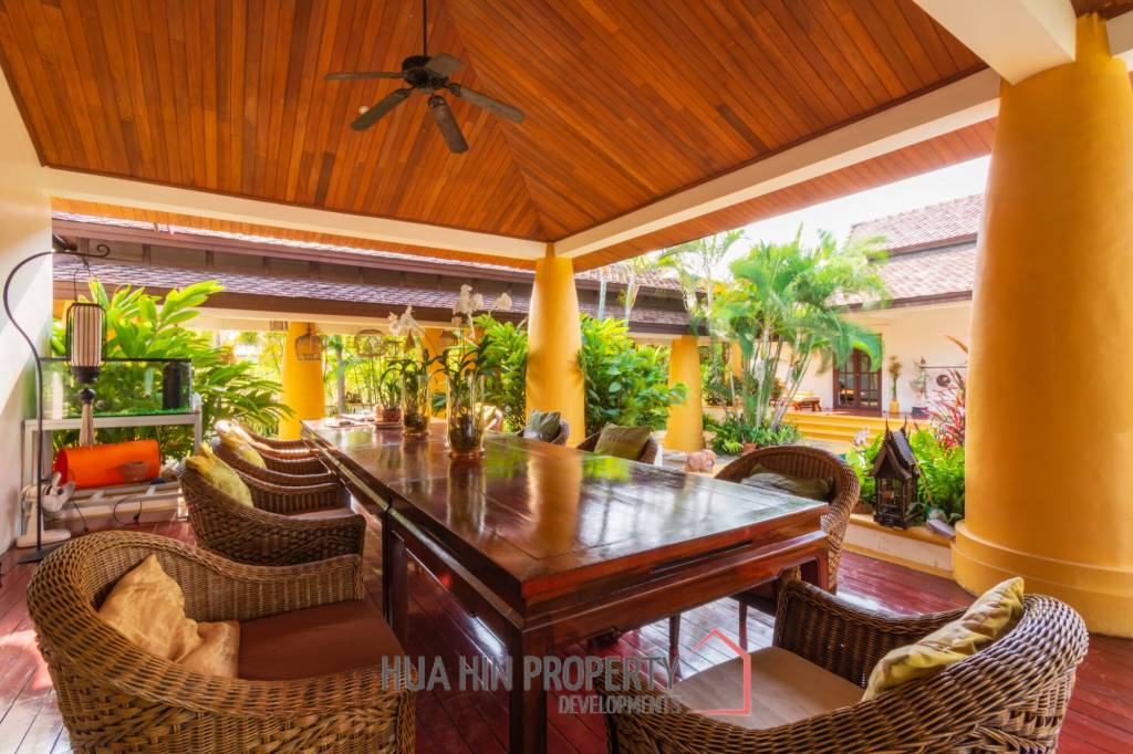 Luxury 5 Bedroom Bali Style Villa - Close to town