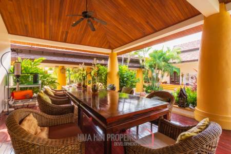 Luxury 5 Bedroom Bali Style Villa - Close to town