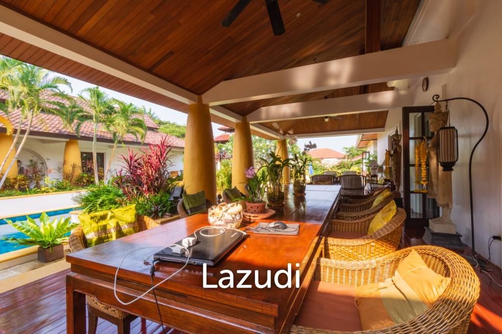 Luxury 5 Bedroom Bali Style Villa - Close to town