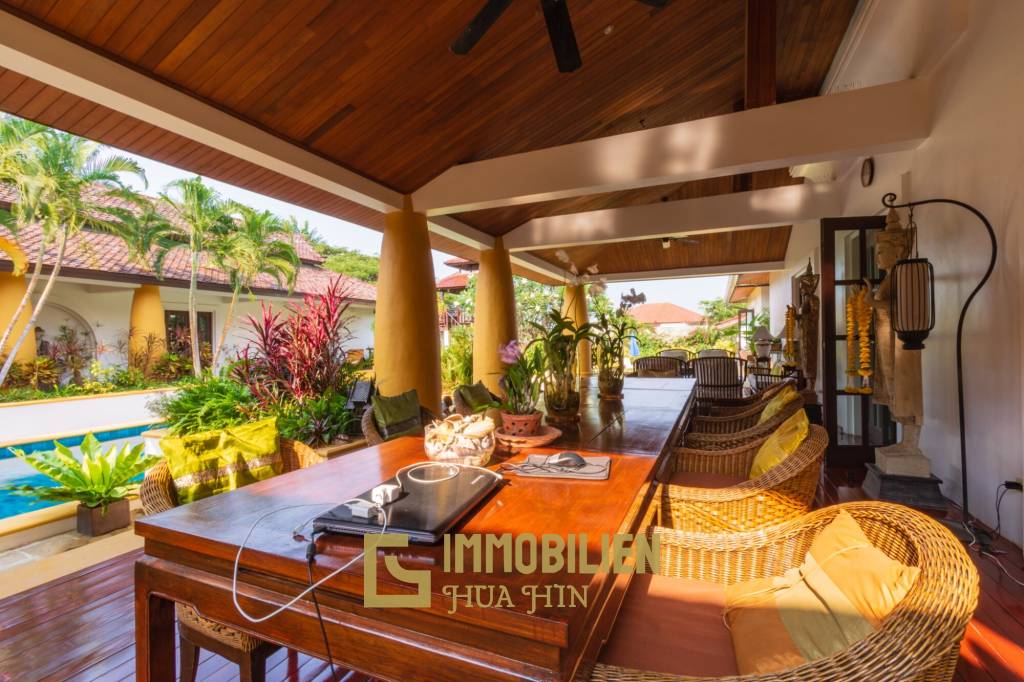 Luxury 5 Bedroom Bali Style Villa - Close to town