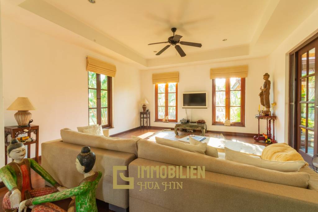 Hochwertige 5 Schlafzimmer Villa im Bali Stil in Stadtnähe