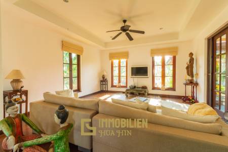 Hochwertige 5 Schlafzimmer Villa im Bali Stil in Stadtnähe