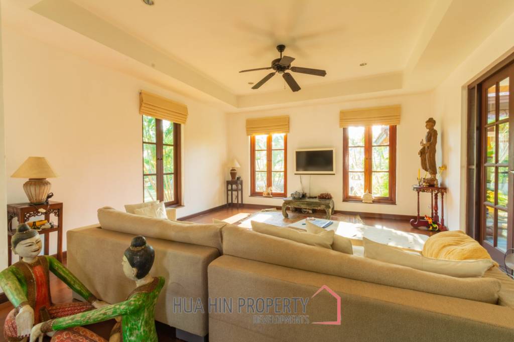 Luxury 5 Bedroom Bali Style Villa - Close to town