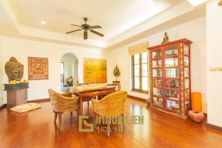 Luxury 5 Bedroom Bali Style Villa - Close to town