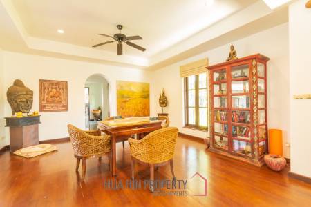 Luxury 5 Bedroom Bali Style Villa - Close to town