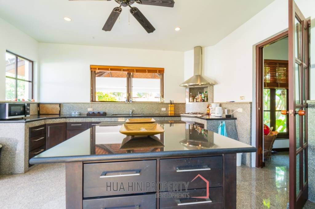 Luxury 5 Bedroom Bali Style Villa - Close to town