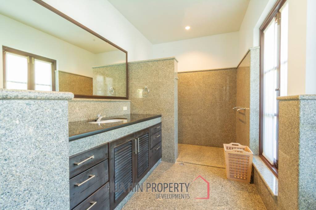 Luxury 5 Bedroom Bali Style Villa - Close to town