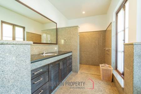 Luxury 5 Bedroom Bali Style Villa - Close to town
