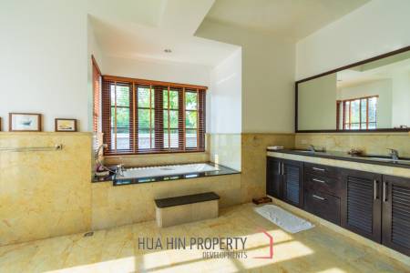Luxury 5 Bedroom Bali Style Villa - Close to town