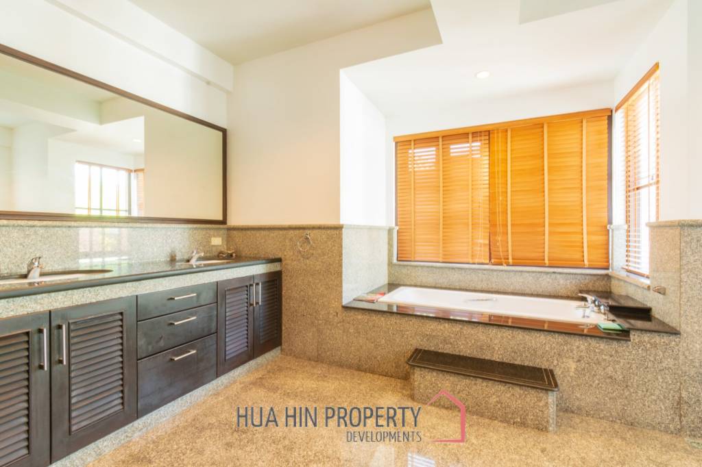 Luxury 5 Bedroom Bali Style Villa - Close to town