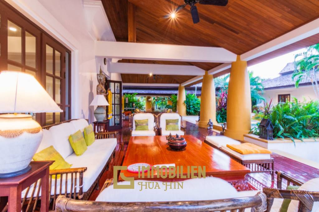 Hochwertige 5 Schlafzimmer Villa im Bali Stil in Stadtnähe