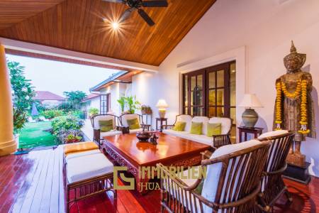 Hochwertige 5 Schlafzimmer Villa im Bali Stil in Stadtnähe