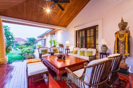 Luxury 5 Bedroom Bali Style Villa - Close to town