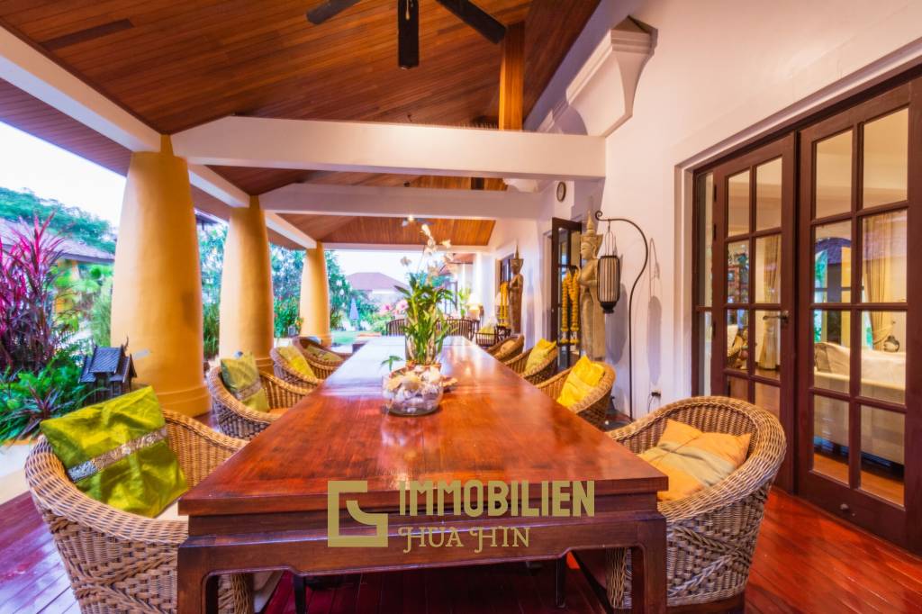 Hochwertige 5 Schlafzimmer Villa im Bali Stil in Stadtnähe