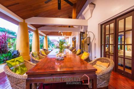 Luxury 5 Bedroom Bali Style Villa - Close to town
