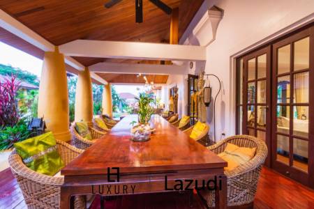 Hochwertige 5 Schlafzimmer Villa im Bali Stil in Stadtnähe