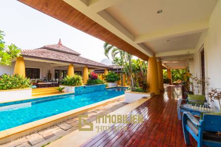 Hochwertige 5 Schlafzimmer Villa im Bali Stil in Stadtnähe