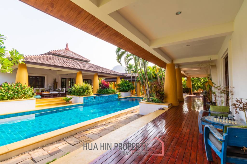 Luxury 5 Bedroom Bali Style Villa - Close to town