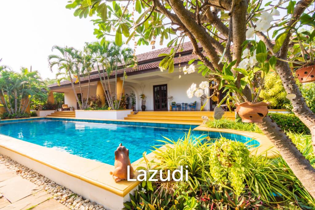 Luxury 5 Bedroom Bali Style Villa - Close to town