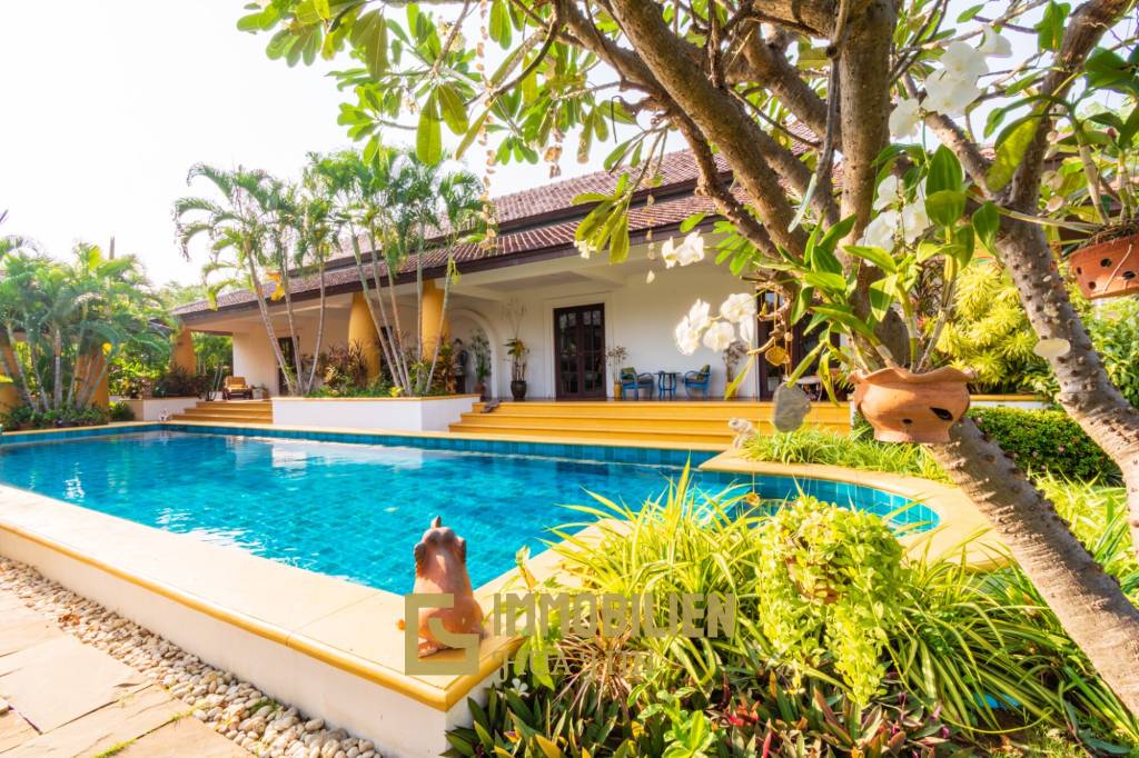 Hochwertige 5 Schlafzimmer Villa im Bali Stil in Stadtnähe